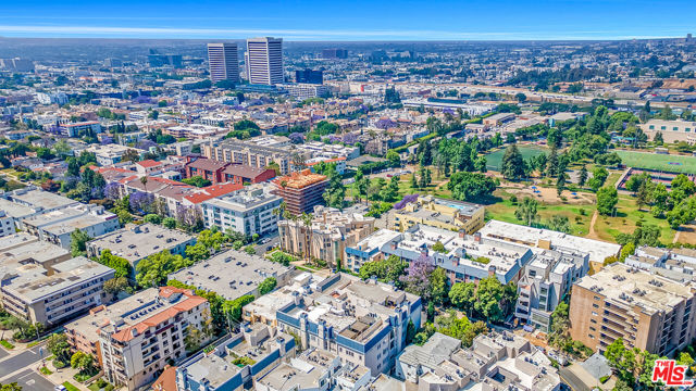 1370 Kelton Avenue, Los Angeles CA: https://media.crmls.org/mediaz/9d5c1313-61a1-4a9b-bb8d-907714e7388c.jpg
