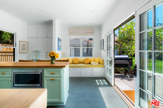 1672 Buckingham Road, Los Angeles CA: https://media.crmls.org/mediaz/9d5c8d29-d021-412f-806d-25f683b5eab6.jpg