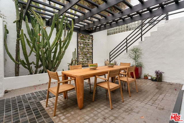 6469 Rodgerton Drive, Los Angeles CA: https://media.crmls.org/mediaz/9d5d2156-7ddd-49fe-876c-b4d409625b0c.jpg