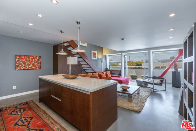 615 Hampton Drive, Venice CA: https://media.crmls.org/mediaz/9d5d7608-46df-4101-a0bf-e767a89a179a.jpg