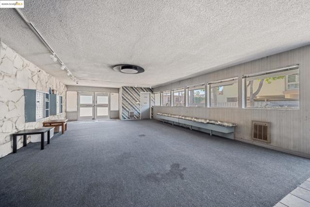 325 Kitty Hawk Rd, Alameda CA: https://media.crmls.org/mediaz/9d5d8e1a-8577-45ca-8a46-c0b8e2a61010.jpg