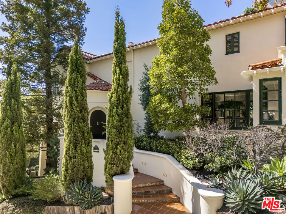 1701 Queens Court — architectural residence
