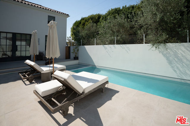 546 N Mccadden Place, Los Angeles CA: https://media.crmls.org/mediaz/9d5faa29-2448-4101-a030-5b24a2e7a518.jpg