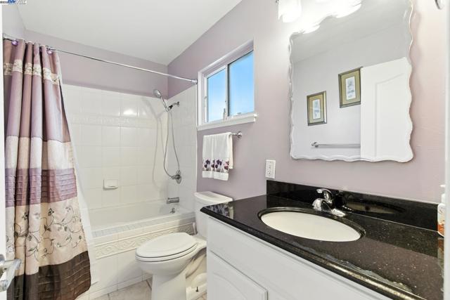 923 90Th Ave, Oakland CA: https://media.crmls.org/mediaz/9d60bc5e-8eeb-4fa6-843d-28889a4ccc36.jpg