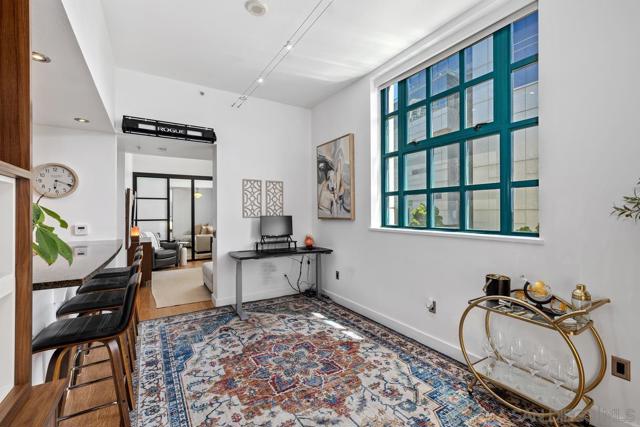 700 W E St, San Diego CA: https://media.crmls.org/mediaz/9d616ca8-74a6-42d4-959a-6d008a84af49.jpg