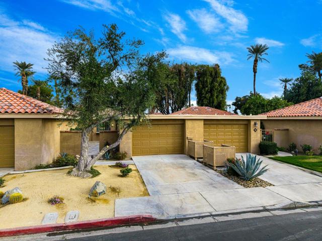 75 Sunrise Drive, Rancho Mirage CA: https://media.crmls.org/mediaz/9d64cedb-efac-4dc5-801a-c94419e7cbfa.jpg