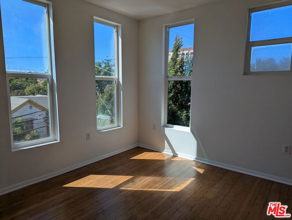 https://media.crmls.org/mediaz/9d6530a8-f2a1-4378-bcb1-2c5e234cbd93.jpg?preset=X-Large