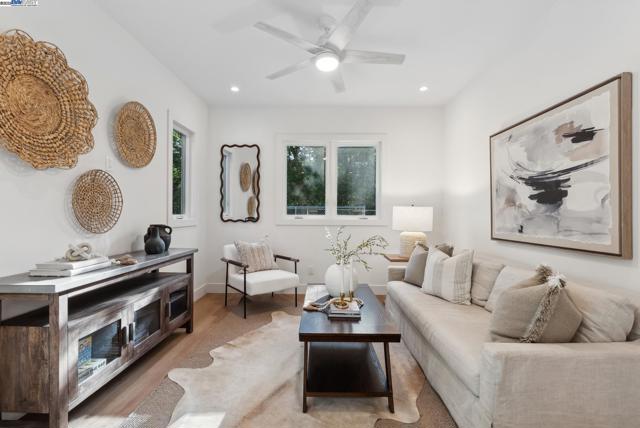 2129 Youngs Ct, Walnut Creek CA: https://media.crmls.org/mediaz/9d654cf7-68b3-4fd6-98da-711eab20fd11.jpg