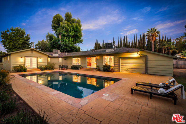 6001 Oakdale Avenue, Woodland Hills CA: https://media.crmls.org/mediaz/9d6745a9-0430-472f-9142-1e19ab60eba6.jpg