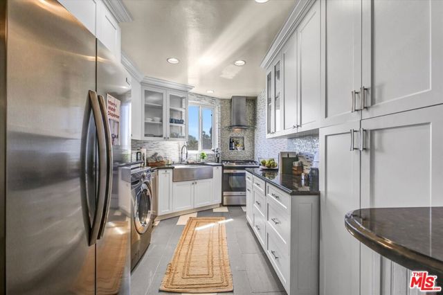 11670 W Sunset Boulevard, Los Angeles CA: https://media.crmls.org/mediaz/9d678795-0766-419e-82ff-26f9e6da2858.jpg