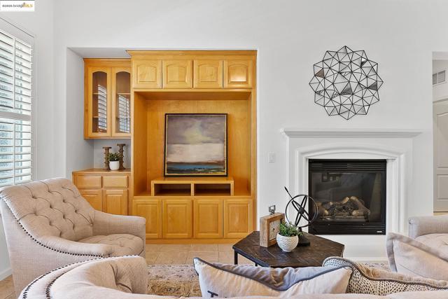 551 Quindell Way, Brentwood CA: https://media.crmls.org/mediaz/9d68f1bb-3c92-4f16-9a0e-4c260d3907e3.jpg