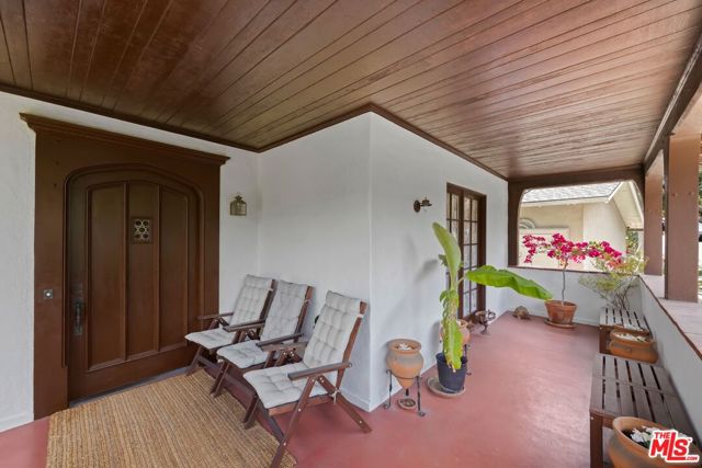 3806 Carnavon Way, Los Angeles CA: https://media.crmls.org/mediaz/9d6996bc-b3b2-4022-97d3-0e6c4b3575ac.jpg
