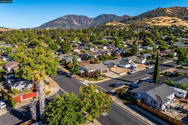 1349 Montana Dr, Concord CA: https://media.crmls.org/mediaz/9d69f3be-e9c7-4b7c-b150-05d68063599d.jpg