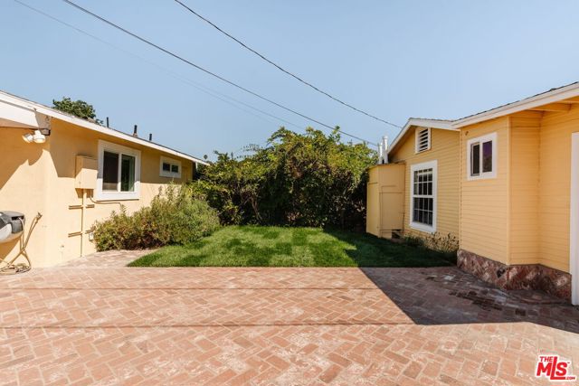 5421 Stratford Road, Los Angeles CA: https://media.crmls.org/mediaz/9d6a64ad-315b-4f9b-9ec5-f6f37e9e7e73.jpg