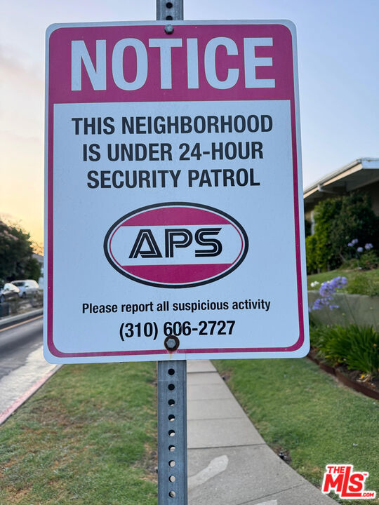 3254 Woodbine Street, Los Angeles CA: https://media.crmls.org/mediaz/9d6bae6c-74c5-4a2a-83fb-3a8c441024a6.jpg