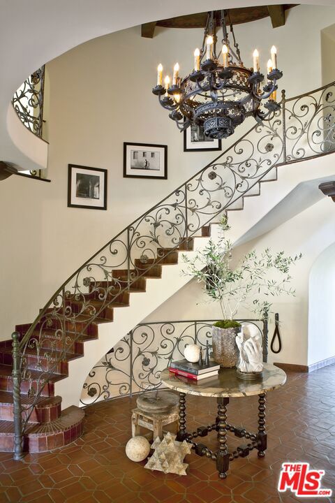 2400 Inverness Avenue, Los Angeles CA: https://media.crmls.org/mediaz/9d6bb1a3-d9d4-44c4-ac9b-3009e50bef89.jpg