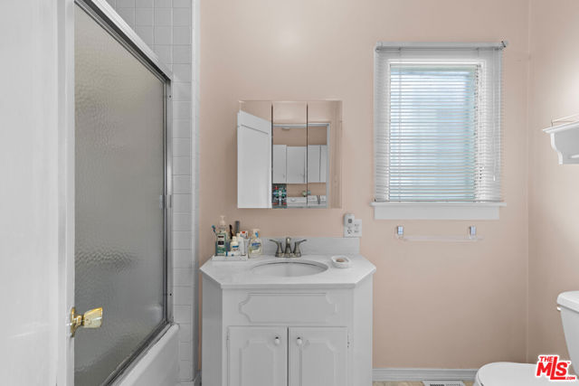 252 S Maple, Beverly Hills CA: https://media.crmls.org/mediaz/9d6c3847-2920-488e-9042-1f9ca6c63e5b.jpg