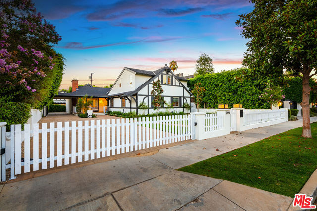 10445 Valley Spring Lane, Toluca Lake CA: https://media.crmls.org/mediaz/9d6d98d9-987d-498f-b4cd-52fb5f62adcf.jpg