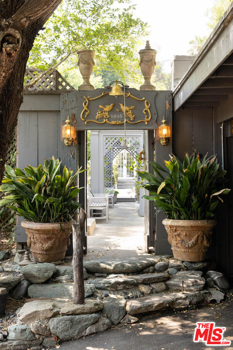 8805 Lookout Mountain Avenue, Los Angeles CA: https://media.crmls.org/mediaz/9d6f61e2-f27e-420e-96d9-0f5f6871a625.jpg