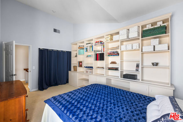 2405 34th Street, Santa Monica CA: https://media.crmls.org/mediaz/9d6fe298-844d-48e9-af25-9cd69f2d5924.jpg