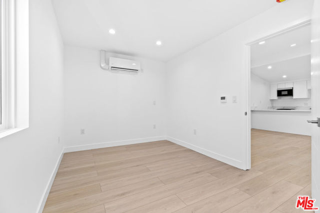 10943 Christine Way, Tujunga CA: https://media.crmls.org/mediaz/9d72f17e-f4db-4e40-98f2-2081afff6557.jpg
