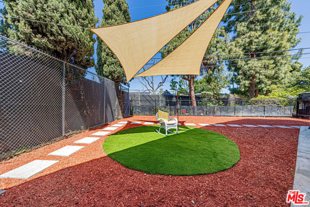 5633 La Mirada Avenue, Los Angeles CA: https://media.crmls.org/mediaz/9d7412e4-a83d-4f35-9f3f-77880b654ab0.jpg