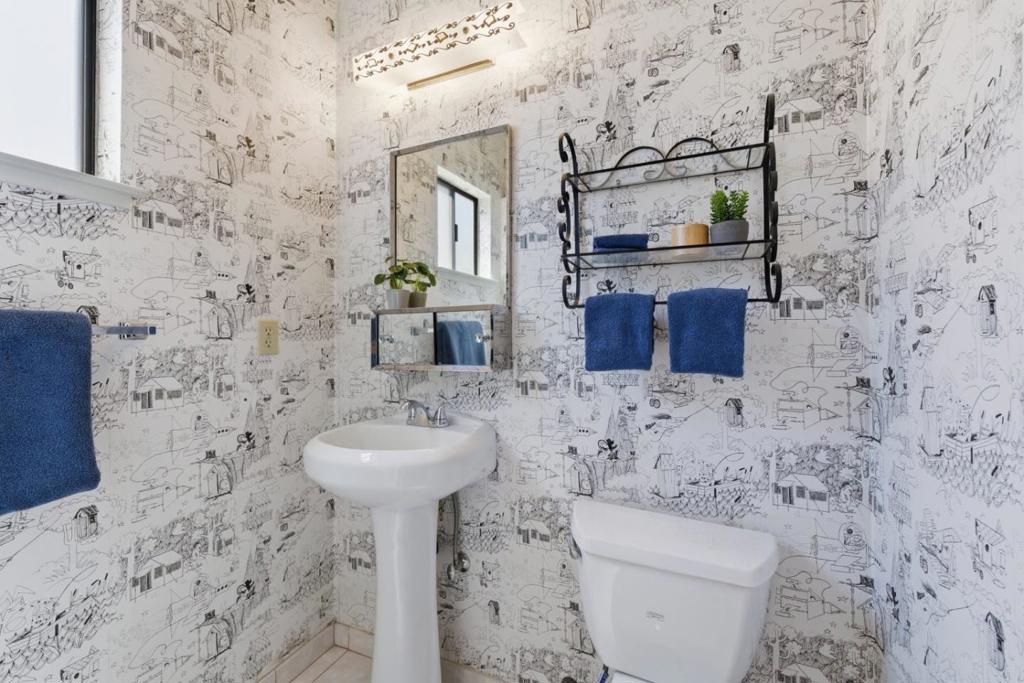 https://media.crmls.org/mediaz/9d75659f-d7ee-43ac-817e-1dba5d92a7bd.jpg?preset=X-Large