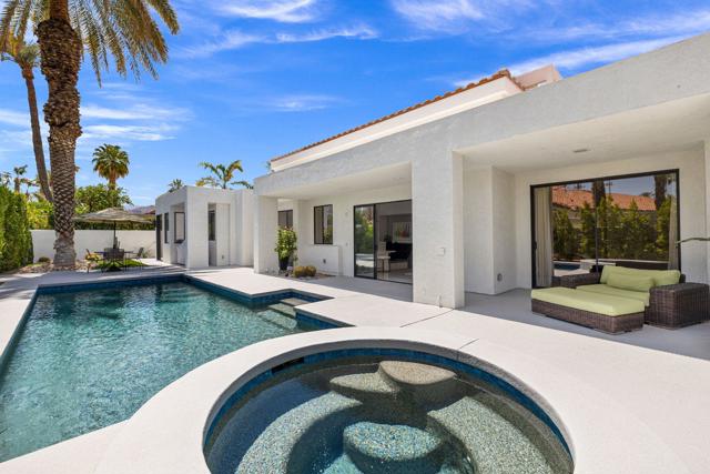 49 Mission Palms E Drive, Rancho Mirage CA: https://media.crmls.org/mediaz/9d7604fe-7952-49b7-9bb9-6f75ad108f1e.jpg