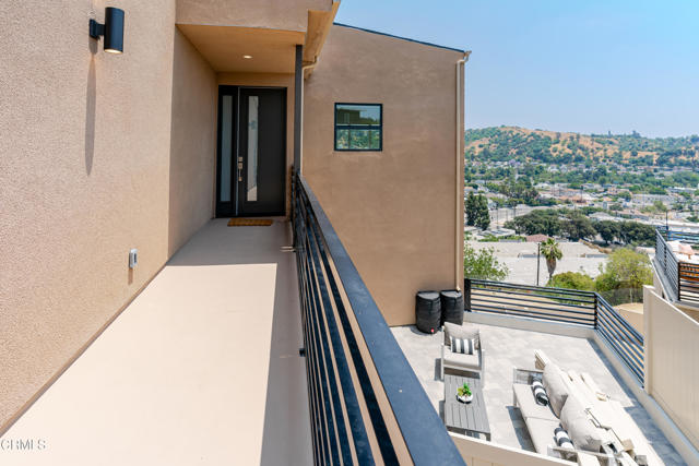 3874 W Point Drive, Los Angeles CA: https://media.crmls.org/mediaz/9d77bbe5-153f-4d22-a14b-365868ff9927.jpg