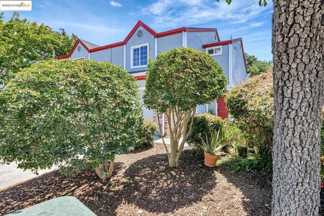 16 Town Sq PL, Oakland CA: https://media.crmls.org/mediaz/9d78214d-4ea9-4c97-bb3f-3dd8448f75b9.jpg
