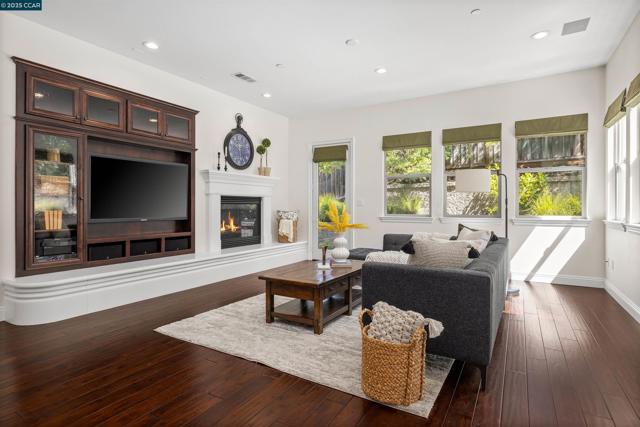 837 O'Brien Place, Danville CA: https://media.crmls.org/mediaz/9d78286d-021d-4ccd-a0f6-6765b28f0671.jpg