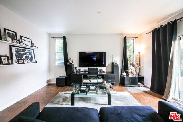 1943 19th Street, Santa Monica CA: https://media.crmls.org/mediaz/9d786a75-c563-45aa-b760-9536dadc8313.jpg