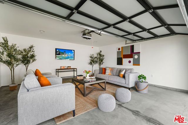 4153 Vantage Avenue, Studio City CA: https://media.crmls.org/mediaz/9d78a8a9-5f9a-4868-a890-836364e6bb44.jpg