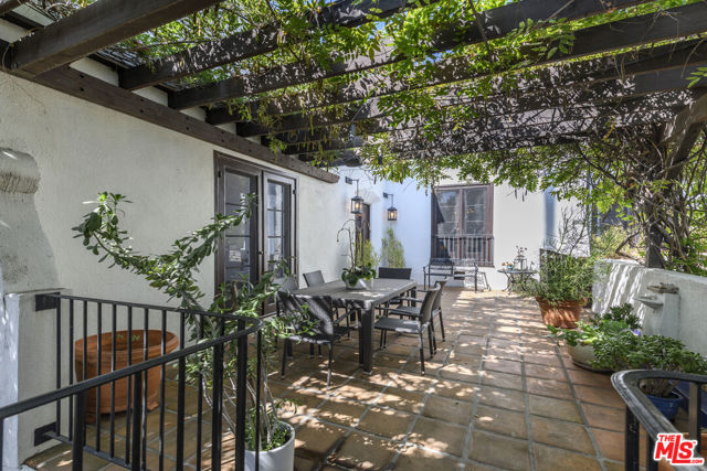 5181 Franklin Avenue, Los Angeles CA: https://media.crmls.org/mediaz/9d78b192-7228-4c3e-8fde-252d750524ab.jpg