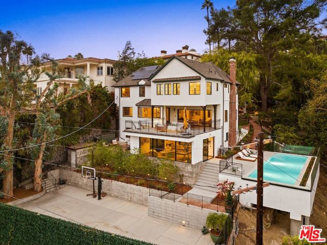 4818 Bonvue Avenue, Los Angeles CA: https://media.crmls.org/mediaz/9d78d828-8a7c-4cc4-887e-0f4059e7f3f7.jpg