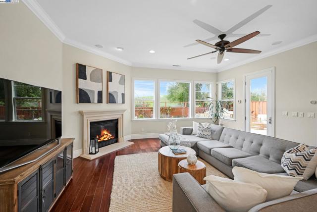 3712 Stonehenge Way, San Ramon CA: https://media.crmls.org/mediaz/9d78f922-ed17-4f5f-9411-dc66eb62740a.jpg