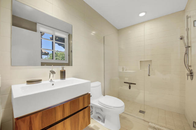 56 BATHROOM MLS SIZE