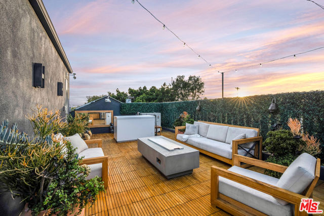 2515 Lincoln Boulevard, Venice CA: https://media.crmls.org/mediaz/9d7a4f1d-a834-4306-aa16-6bc793910b2c.jpg