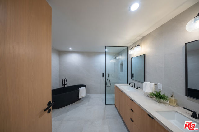 10352 Riverside Drive, Toluca Lake CA: https://media.crmls.org/mediaz/9d7a7c19-d5e1-4f34-a259-9bae21eda1f9.jpg