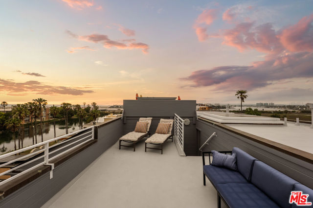 6624 Vista Del Mar, Playa del Rey CA: https://media.crmls.org/mediaz/9d7c2496-94f1-4a60-9fc9-3b1c487f818f.jpg