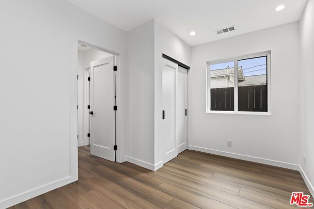 2700 S Palm Grove Avenue, Los Angeles CA: https://media.crmls.org/mediaz/9d7d8676-4c68-4308-9e9b-1149fc15f604.jpg