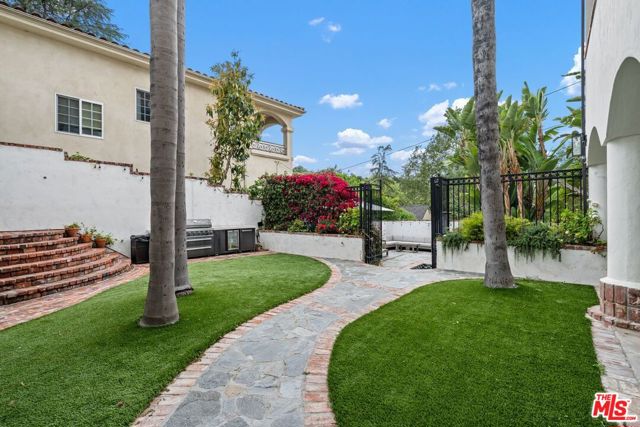 15257 Encanto Drive, Sherman Oaks CA: https://media.crmls.org/mediaz/9d7e38f5-d62f-43d1-a6d3-b30d74b4215e.jpg