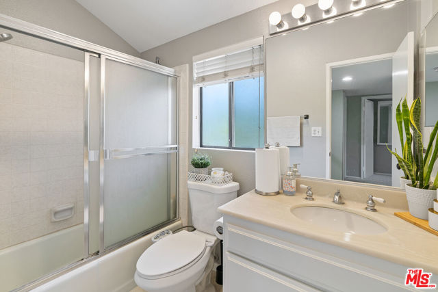 5757 Owensmouth Avenue, Woodland Hills CA: https://media.crmls.org/mediaz/9d7ef8c8-ee5f-4284-839b-e210aba07193.jpg