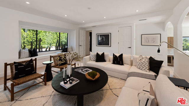 9714 Oak Pass Road, Beverly Hills CA: https://media.crmls.org/mediaz/9d7f532c-763c-4383-a713-44e7fd99f8e9.jpg