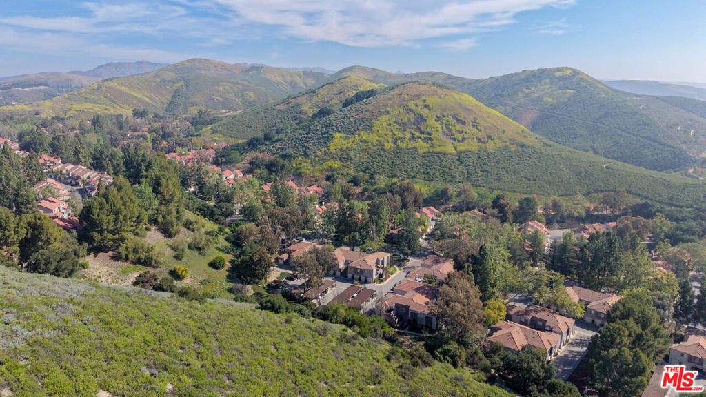 https://media.crmls.org/mediaz/9d80086d-11bb-4247-9ce0-7f4c52f6f39f.jpg?preset=X-Large