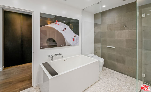 602 N Whittier Drive, Beverly Hills CA: https://media.crmls.org/mediaz/9d801090-4c9f-4d4d-aade-d07aeb851a23.jpg