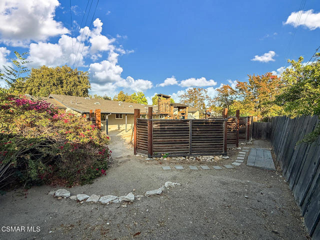 1251 Buckingham Drive, Thousand Oaks CA: https://media.crmls.org/mediaz/9d80d64b-db1f-4404-a35d-690941760bd0.jpg
