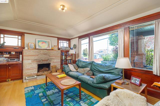 318 Washington Avenue, Richmond CA: https://media.crmls.org/mediaz/9d81443f-0fe2-4f1a-93d6-8ebb65ea5a24.jpg