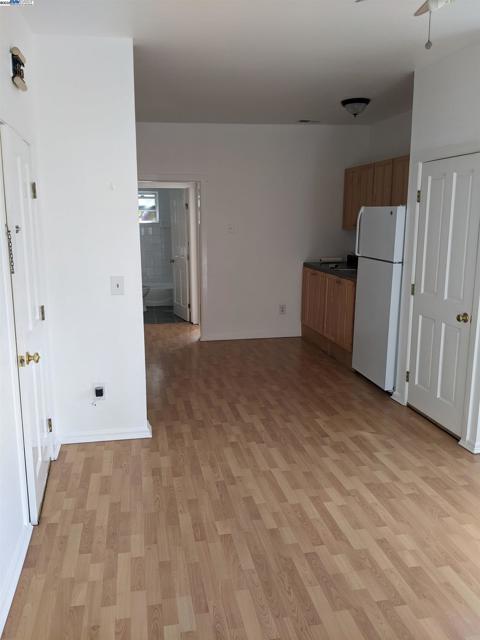 2622 Kingsland Ave, Oakland CA: https://media.crmls.org/mediaz/9d8195ec-fb88-4633-a388-153e5f18fc90.jpg