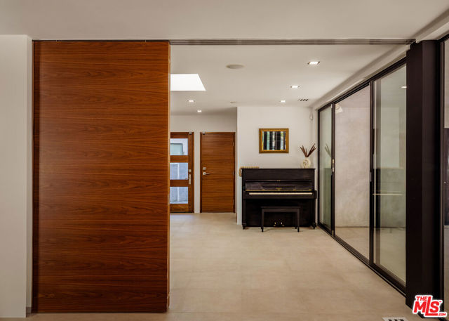 9991 Liebe Drive, Beverly Hills CA: https://media.crmls.org/mediaz/9d81a228-fddb-470a-9413-6bedb2ad1581.jpg